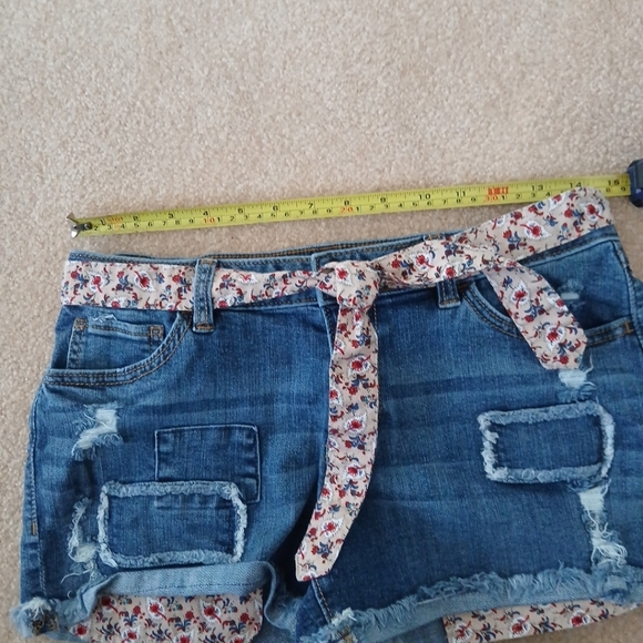 New Lauren Conrad Womens Distressed Jean Shorts Floral Belt Sz 4. FL - Picture 5 of 6